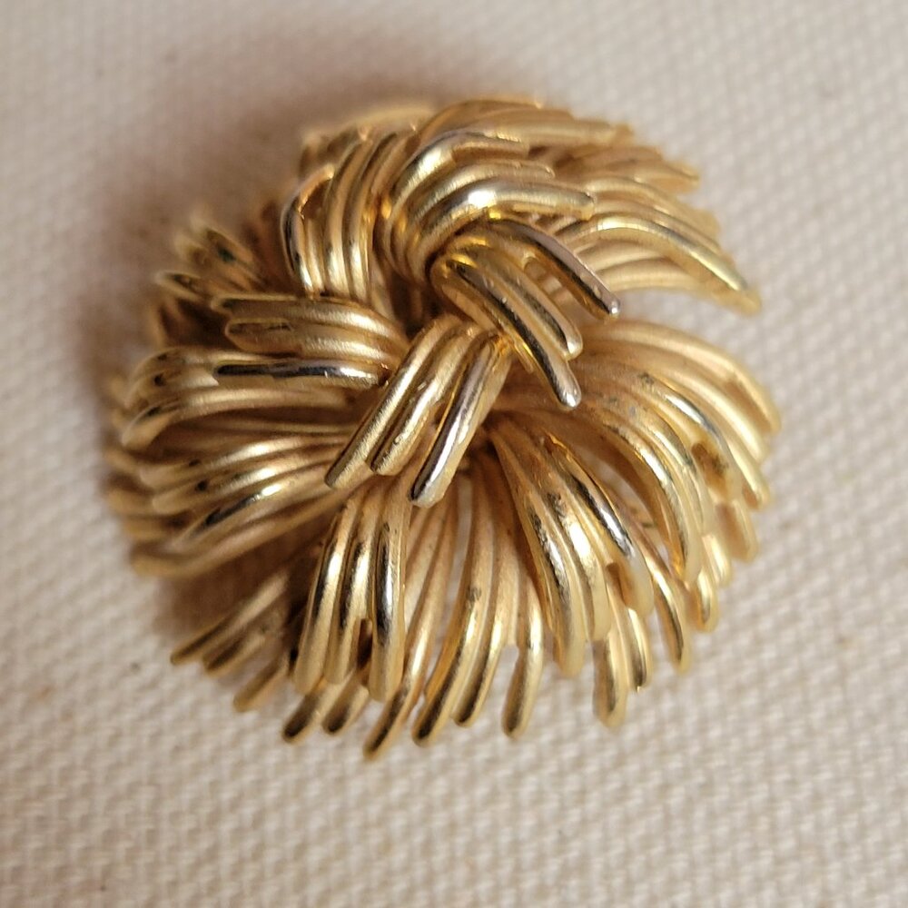 Vintage Small Gold-Metal Round Wire Textured Brooch